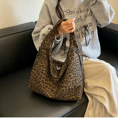 LUNARO™ | Moonbag mit Leo-Print